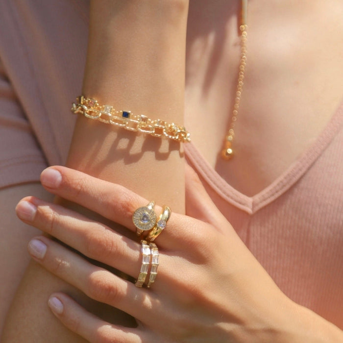 Golden Clasp Bracelet - thechristyfcollection